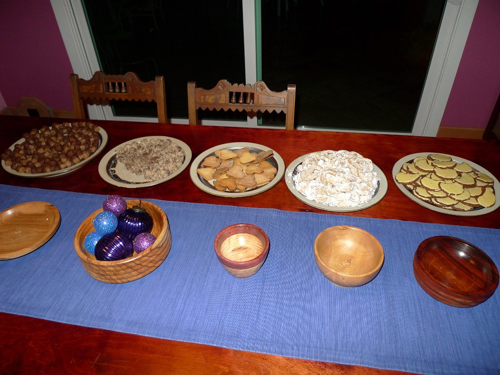 Christmas2010 001.JPG - This year's batch of Christmas cookies (few missing already)